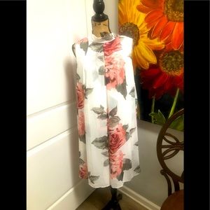 Feminine dress with a bow in the back